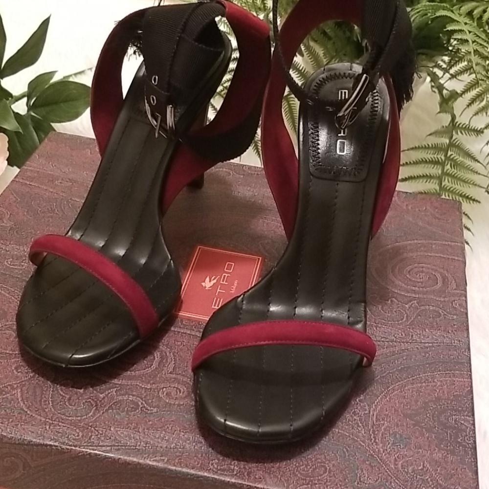 ETRO Designer Genuine Italian Multicolor Buckle Red Heels Retails $950 - Picture 2 of 9